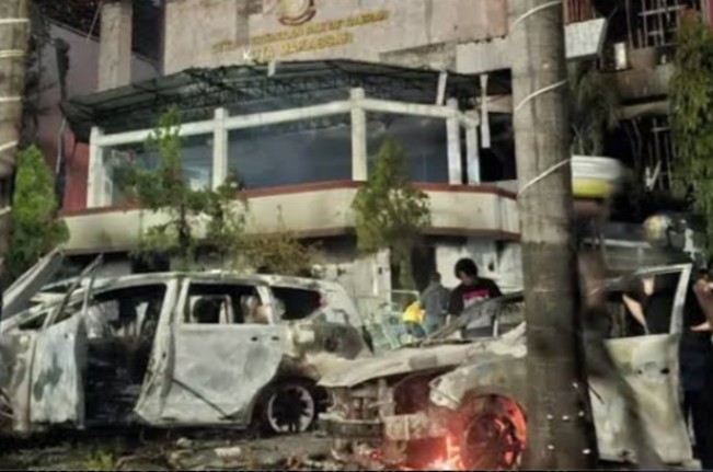 Kondisi gedung DPRD Makassar usai dibakar massa saat aksi unjuk rasa Sabtu (30/8/2025) dinihari. [Tangkapan Layar]